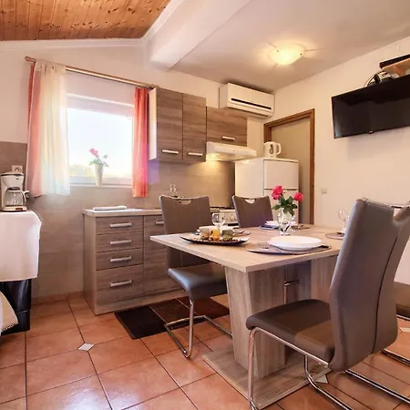 Cozy With Private Pool Near Pula וילה Loborika