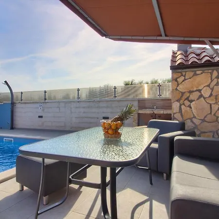 Cozy With Private Pool Near Pula Loborika