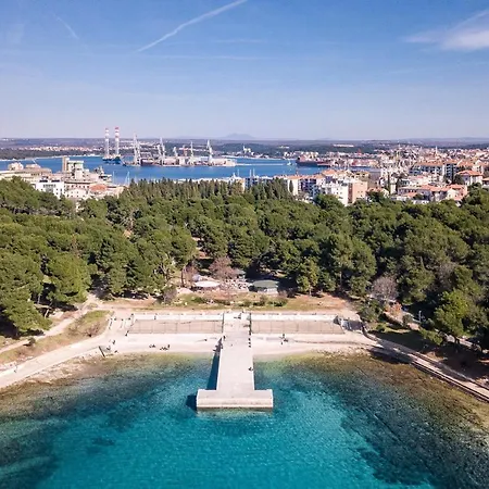 Cozy With Private Pool Near Pula * Loborika