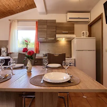 Cozy With Private Pool Near Pula Loborika