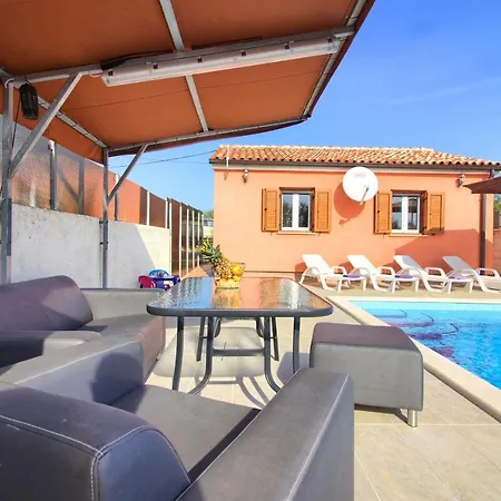 Cozy With Private Pool Near Pula *