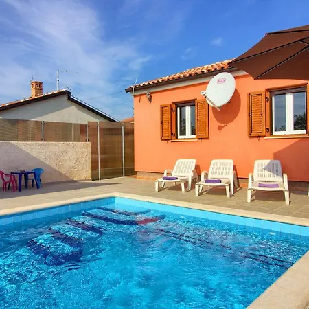 Cozy With Private Pool Near Pula *