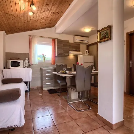 Cozy With Private Pool Near Pula