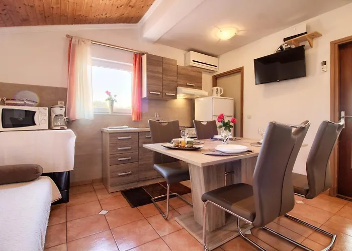 Cozy With Private Pool Near Pula וילה Loborika