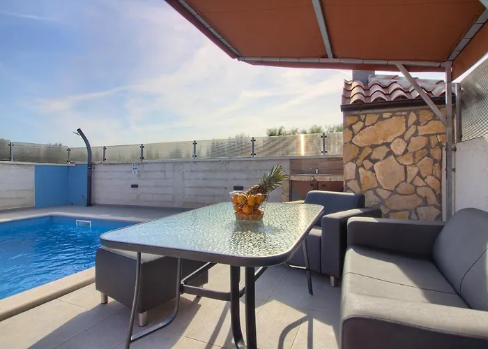 Cozy With Private Pool Near Pula Loborika