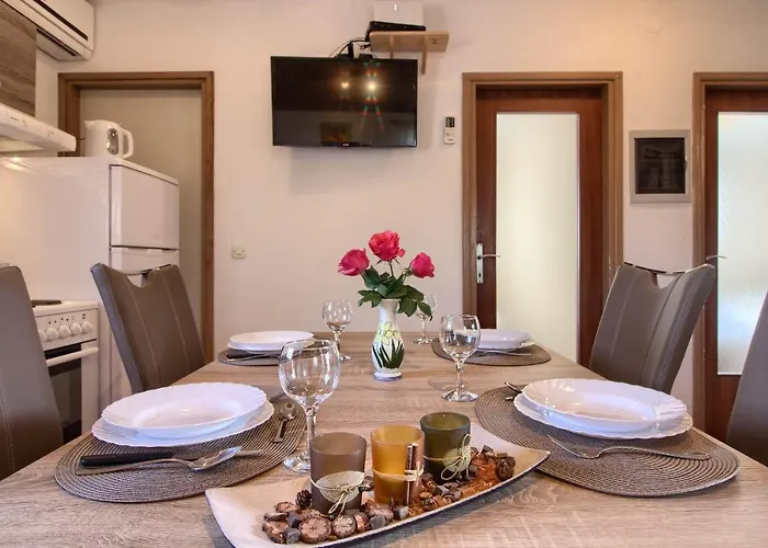 Cozy With Private Pool Near Pula וילה Loborika