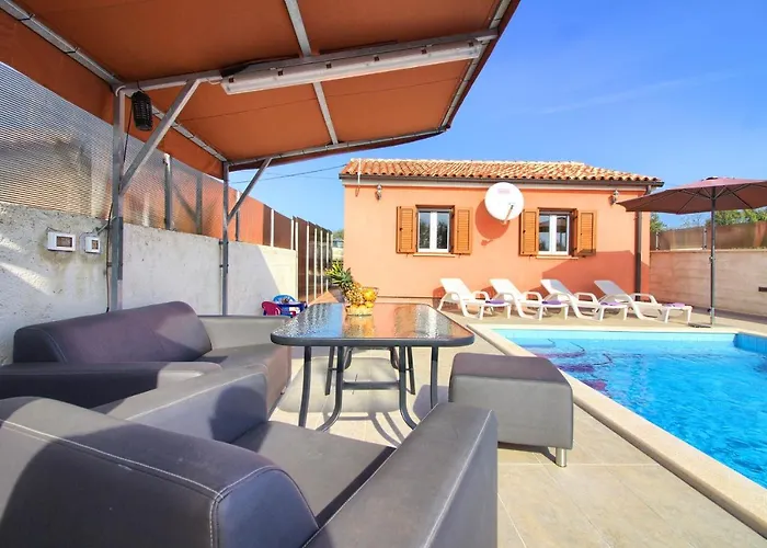 Cozy With Private Pool Near Pula *