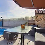 Cozy With Private Pool Near Pula Loborika