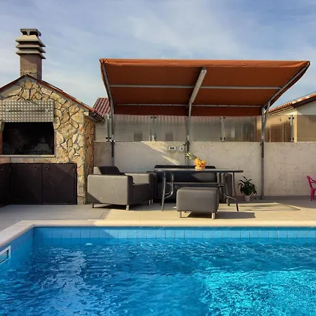 Вилла Cozy With Private Pool Near Pula Loborika