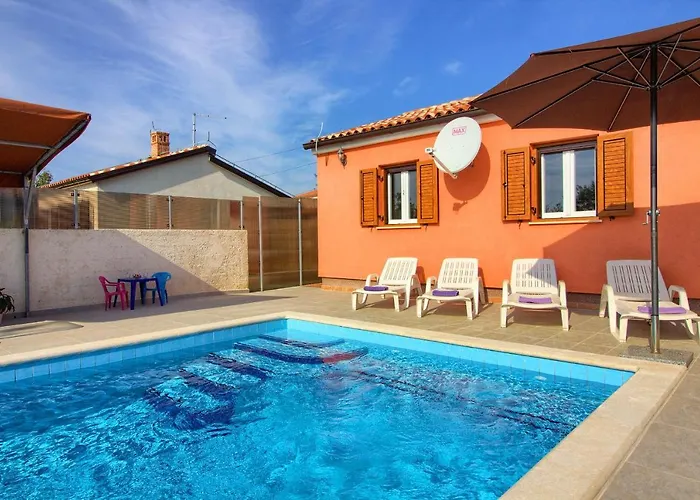 Cozy With Private Pool Near Pula *