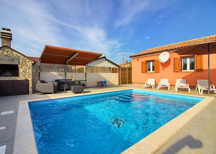 Cozy With Private Pool Near Pula 빌라 *