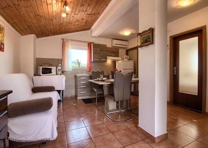 Cozy With Private Pool Near Pula